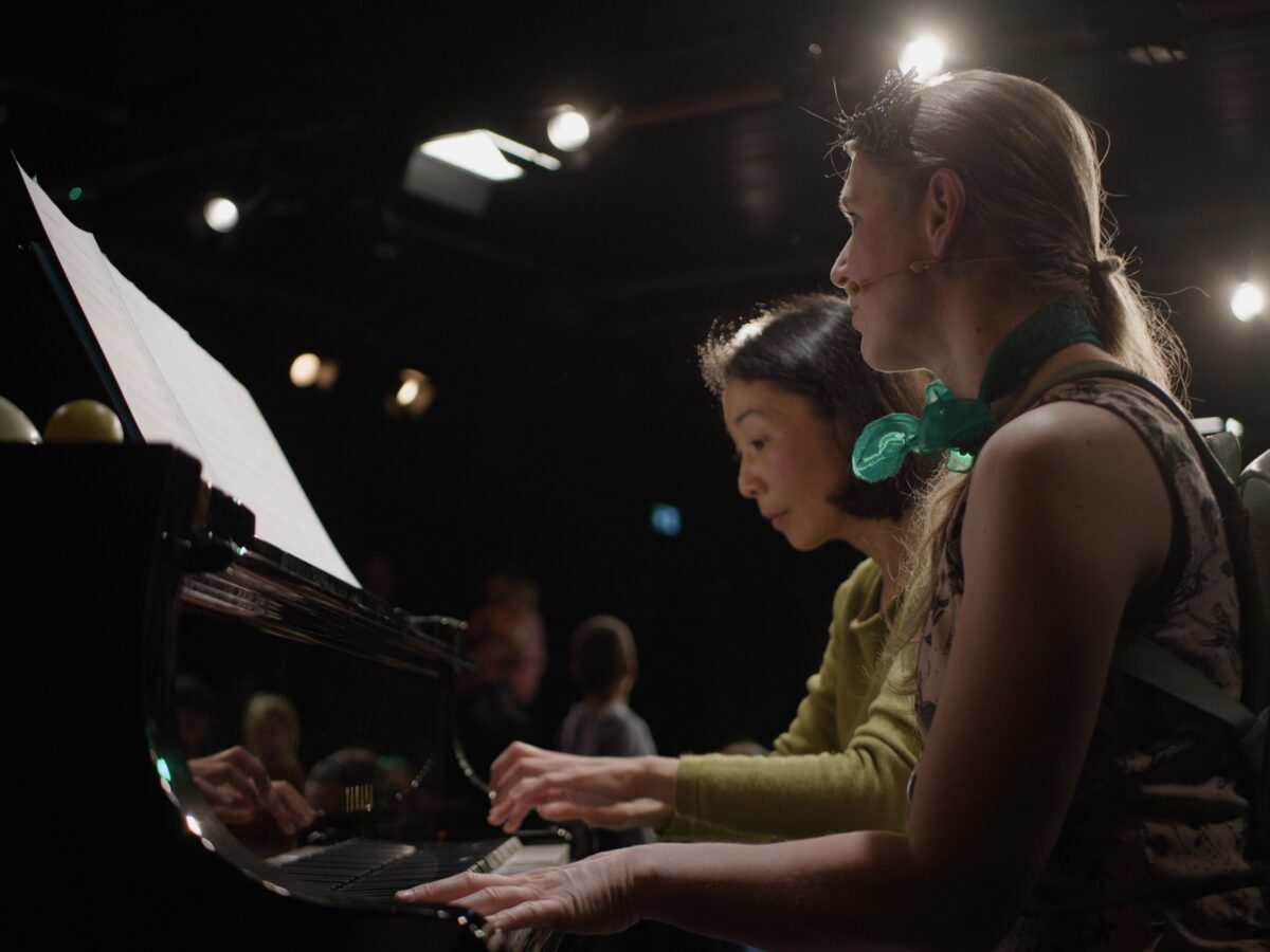 Jennifer Barth und Ayako Ito als „Die Ohrentänzer“ beim Festival „Angedockt!“ © Eeva Ojanperae