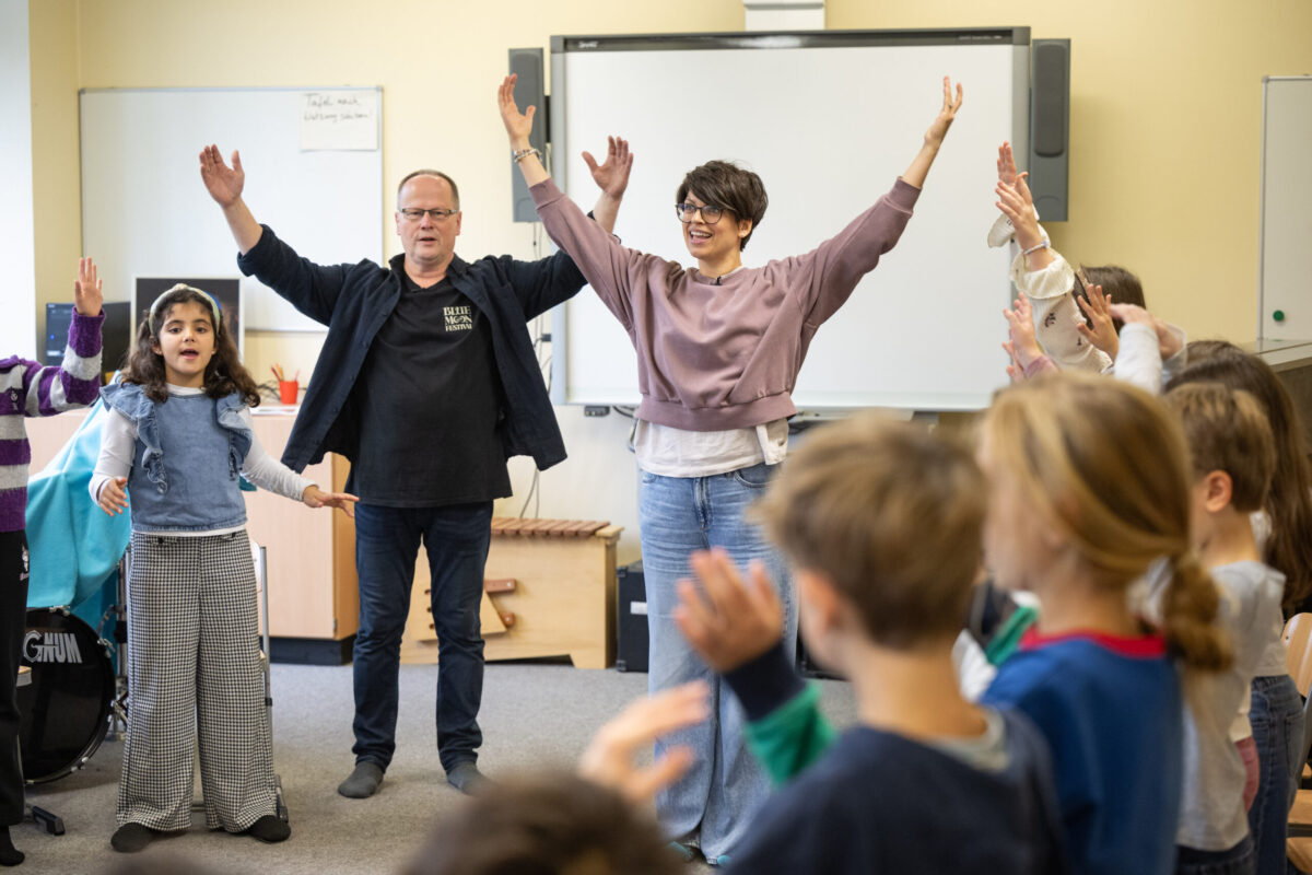 Das Bild zeigt den Sänger Peter Ewald an einer Grundschule für das Bildungsprogramm „SING!“ des Rundfunkchores Berlin © Peter Adamik